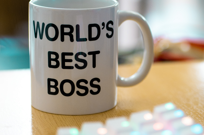 Foto de uma caneca com a frase world's best boss escrito